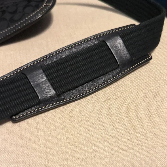 Vintage Coach Crossbody Bag, No. F043-7843 - Picture 9 of 12